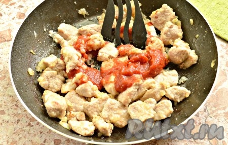 Затем добавляем томатную пасту, хорошо перемешиваем.