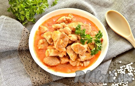 Сытный, сочный, наивкуснейший гуляш из свинины в томатном соусе готов, к столу подаём его с любимым гарниром.