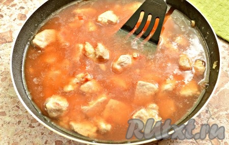 Вливаем на сковороду прохладную кипячёную воду. Можно, по желанию, добавить лавровый лист в подливку. Если томатная паста немного кислит, то сбалансировать её вкус можно небольшим количеством сахара.