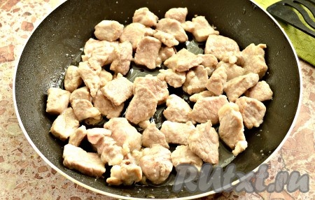 В сковороде разогреваем растительное масло, выкладываем кусочки свинины, обжариваем мясо 5 минут на сильном огне, периодически перемешивая.