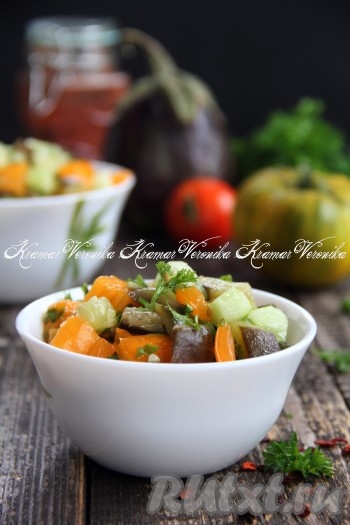 Вкусный, нежный, достаточно сытый салат, приготовленный из жареных баклажанов с помидорами и огурцами, можно сразу подавать к столу.