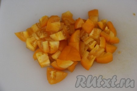 Помидоры (я взяла жёлтые помидоры) вымыть и нарезать на средние кусочки.