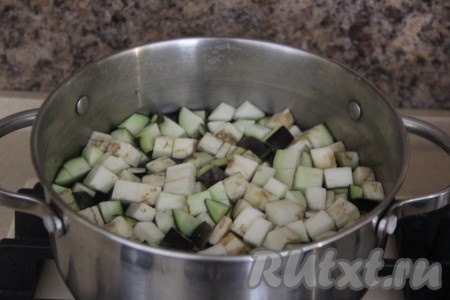 Опустить баклажаны в кипящую воду и проварить 2-3 минуты. Благодаря предварительному отвариванию (бланшированию), из баклажанов удаляется горчинка, овощи размягчаются, но при этом сохраняют свою форму, в процессе дальнейшего обжаривания они меньше впитают в себя масло.