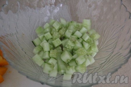 Кусочки баклажанов обжарить в течение 10-13 минут, периодически перемешивая, на среднем огне. Жареные баклажаны снять с огня и остудить. Огурец вымыть, если кожура горчит или жёсткая, удалите её. Нарезать огурчики на средние кубики и выложить в глубокую салатницу.