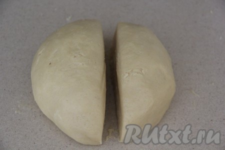 Разделить тесто две на части. Одна часть должна быть чуть больше.