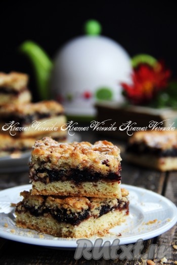 Переложить очень вкусный, нежный, ароматный тёртый пирог со смородиновым вареньем на тарелку и подать к чаю.