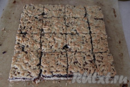 Готовый пирог достать из духовки, оставить до полного остывания (минимум на 2 часа). Затем нарезать на квадратики или ромбики.