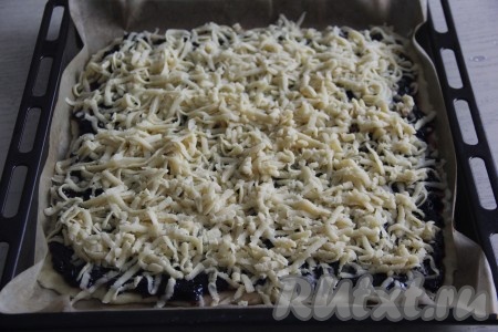 Достать тесто из морозилки и натереть его на крупной тёрке поверх варенья.