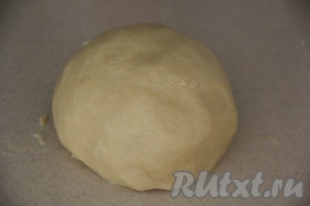 Перемешать содержимое миски сначала вилкой, затем быстро замесить тесто руками. Песочное тесто получится очень красивым, нежным и не липким.