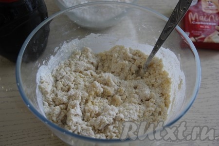 Перемешать массу вилкой, она получится рассыпчатой.