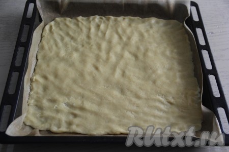 Поместить обе части теста в полиэтиленовые пакеты. Большую часть теста убрать в холодильник, а меньшую - в морозилку на 1 час. Противень застелить пергаментом (у меня противень размером 30 сантиметров на 30 сантиметров). По прошествии часа большую часть теста достать из холодильника, выложить на противень и равномерно распределить по всей поверхности противня.