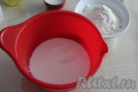 Влить кефир комнатной температуры в достаточно глубокую миску, всыпать соль и соду, перемешать и оставить на 10 минут. За это время сода погасится в кефире и поверхность кефира запенится.