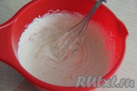 Блинное тесто тщательно перемешать венчиком, оно должно стать однородным и достаточно густым.