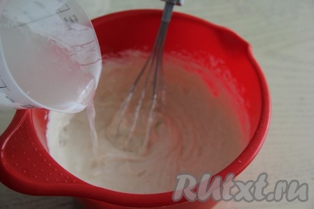 В тесто тонкой струйкой влить крутой кипяток, интенсивно перемешивая венчиком.