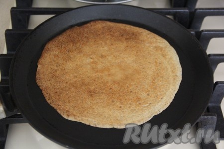 Жарить до румяности с другой стороны, затем переложить на тарелку. Постепенно испечь все блинчики из оставшегося теста.