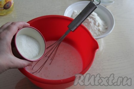 Затем добавить сахар и перемешать.