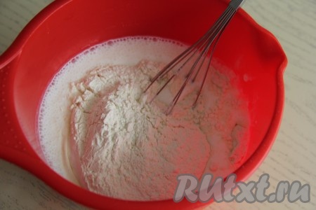 В смесь кефира и сахара всыпать муку.