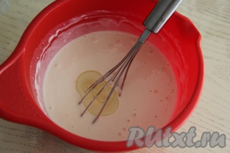 Влить растительное масло и перемешать.