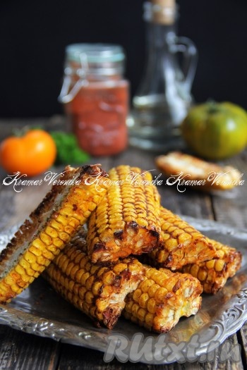 Вкусную, ароматную, нежную кукурузу, запечённую с добавлением паприки, достать из духовки, слегка присолить и сразу подать к столу.