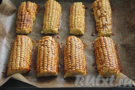 Выложить половинки кукурузы на противень, застеленный пергаментом (или тефлоновым ковриком). С помощью силиконовой кисти смазать кукурузу смесью из паприки, масла и специй.