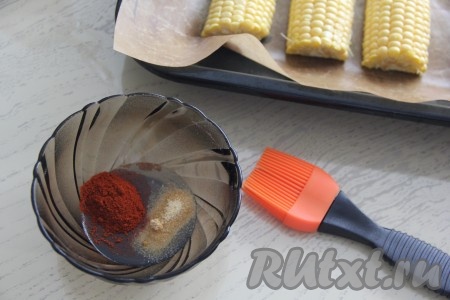 Соединить в небольшой миске масло, паприку, сушёный чеснок, перемешать.