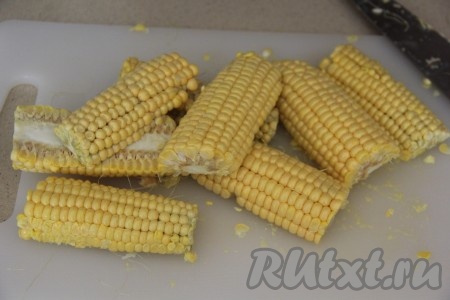Кукурузу очистить от листьев и волосков, промыть и нарезать на половинки вдоль.
