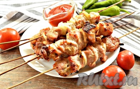 Вкусный домашний шашлычок из свинины на шпажках достаём из духовки и подаём его к столу с зеленью, любимым соусом или овощным салатом.