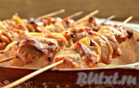 Запекаем шашлык из свинины 40-45 минут в разогретой духовке при температуре 200 градусов. Шпажки в процессе запекания один раз переверните.