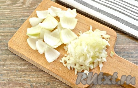 Луковицы очищаем. Одну луковицу нарезаем лепестками (эти лепестки будут надеваться на шпажки вместе со свининой). Вторую луковицу нарезаем очень мелко (эта луковица будет использоваться для маринования мяса).