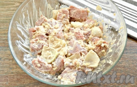 Хорошо перемешиваем и оставляем мариноваться шашлычок из свинины при комнатной температуре на пару часов. За это время несколько раз перемешайте лук с кусочками мяса.