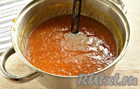 Лимонный сок и цедру добавляем в варенье из кабачков и кураги, перемешиваем и продолжаем варить, периодически помешивая, ещё 15 минут. 