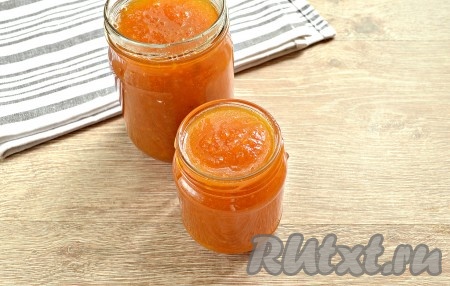 Раскладываем горячее кабачковое варенье с курагой и лимоном в простерилизованные баночки, закрываем их прокипячёнными крышками, сразу переворачиваем, ставя на крышки, укутываем в тёплый плед (или в одеяло).