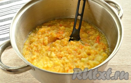 Кусочки кабачка вместе с курагой пропускаем через мясорубку. Удобно перекручивать сразу в кастрюлю, в которой будете варить в дальнейшем варенье.