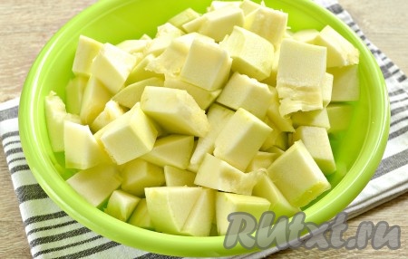 Кабачок очищаем от кожуры и семян. 1 килограмм очищенных кабачков нарезаем на небольшие кусочки (размер кусочков должен быть таким, чтобы кабачки было удобно пропускать через мясорубку).