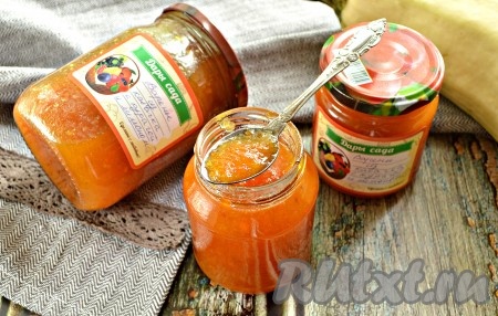 После того как банки с ароматным, наивкуснейшим, в меру густым вареньем из кабачков с курагой и лимоном остынут, переносим их на хранение в прохладное место.