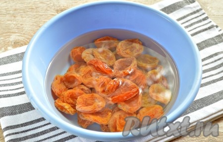 Курагу выкладываем в глубокую тарелку, заливаем на 10-15 минут кипятком, затем промываем и выкладываем обсушиться на тканевое полотенце.