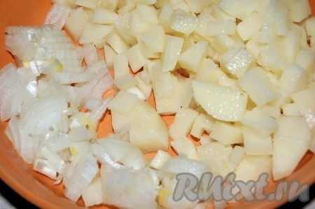 Голову лосося очистить от жабр (если готовите другие части лосося, удалите плавники, очистите от чешуи), выложить в кастрюлю, залить 3 литрами воды, поставить на огонь. После закипания уменьшить огонь и варить рыбку минут 20. Затем части варёного лосося достать из бульона, дать немного остыть, отделить от костей. Бульон процедить, вылить в кастрюлю, выложить кусочки рыбы, очищенные от костей. Снова поставить кастрюлю на огонь и довести бульон до кипения. Картофель и лук очистить, нарезать мелкими кубиками.
