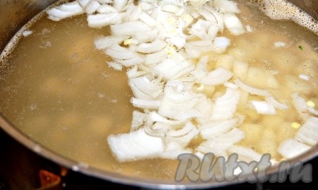 Нарезанные картофель и лук выложить в закипевший бульон и варить до готовности картошки (минут 10-15 - продолжительность варки зависит от величины нарезки и сорта картофеля).
