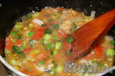 Тушить помидоры с луком до тех пор, пока помидоры не станут мягкими.
