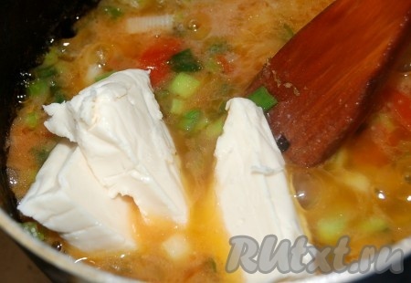 Затем добавить к луку и помидорам плавленные сырки, нарезанные на кусочки (или мягкий плавленный сыр).
