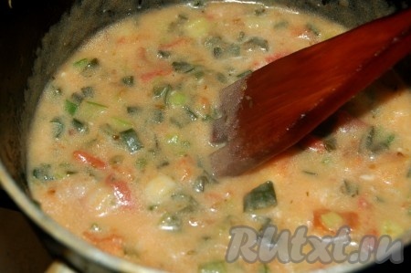 Тщательно растереть сыр, чтобы он полностью растворился, и выключить огонь.
