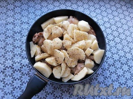 Обжарить лук с крылышками на среднем огне, перемешивая, 2-3 минуты, затем добавить картофель, соль, приправу для овощей.