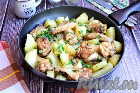Куриные крылышки с картошкой на сковороде