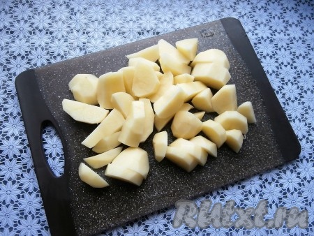 Картофель очистить и нарезать достаточно крупно.