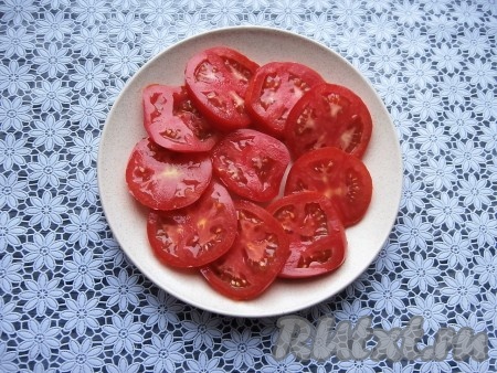 Помидоры нарезать кружочками, выложить в один слой на тарелку.