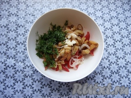 Положить в миску измельчённый чеснок и мелко нарезанную зелень укропа.