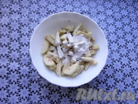 Баклажан очистить, нарезать брусочками, добавить крахмал.