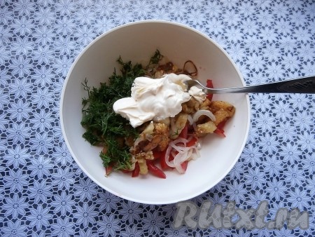 Добавить сметану в овощной салат.