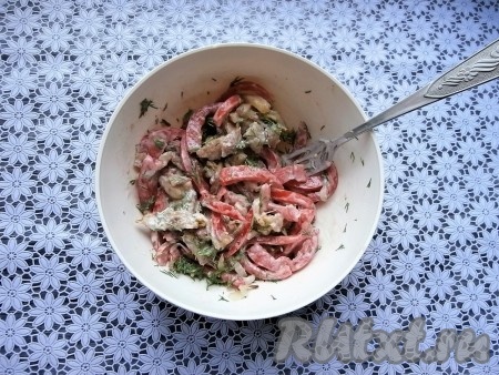 Посолить, поперчить и перемешать.