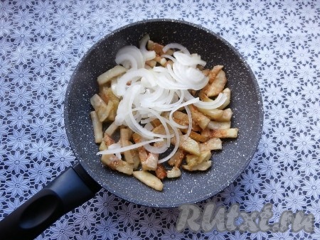 Хорошо перемешать, обваливая брусочки баклажана со всех сторон в крахмале, и сразу переложить на сковороду, уже разогретую с растительным маслом. Обжаривать баклажаны на среднем огне до румяного цвета со всех сторон. Добавить к обжаренным баклажанам очищенную луковицу, нарезанную тонкими полукольцами, и обжаривать овощи вместе минуты 3-4, помешивая, затем остудить.